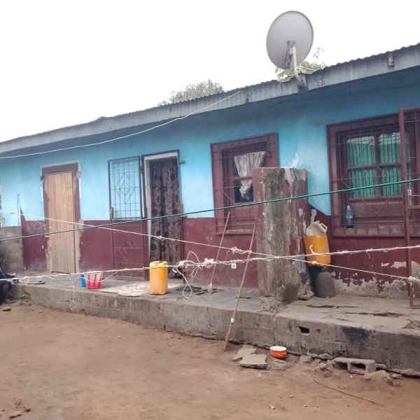 DEMI TERRAIN AVEC MAISON Pointe-Noire Congo Brazzaville
