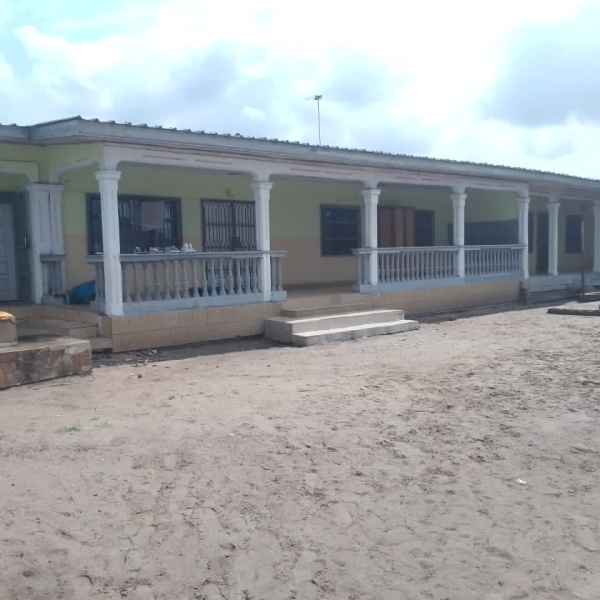 PARCELLE AVEC  4 MAISONS EN LOCATION Pointe-Noire FCFA